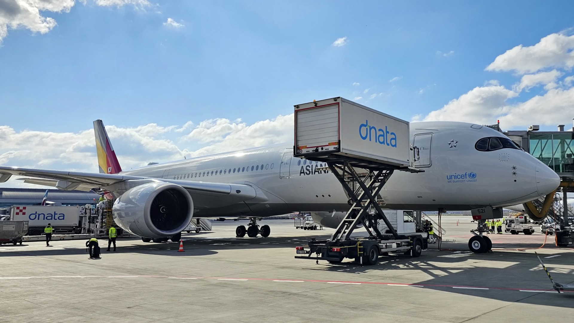 dnata secures catering service contract with Asiana Airlines in Prague