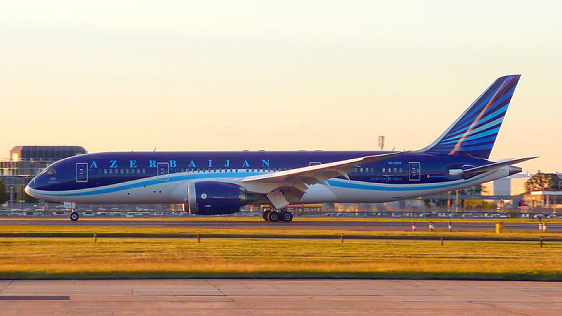 Azerbaijan Airlines agrees fleet renewal