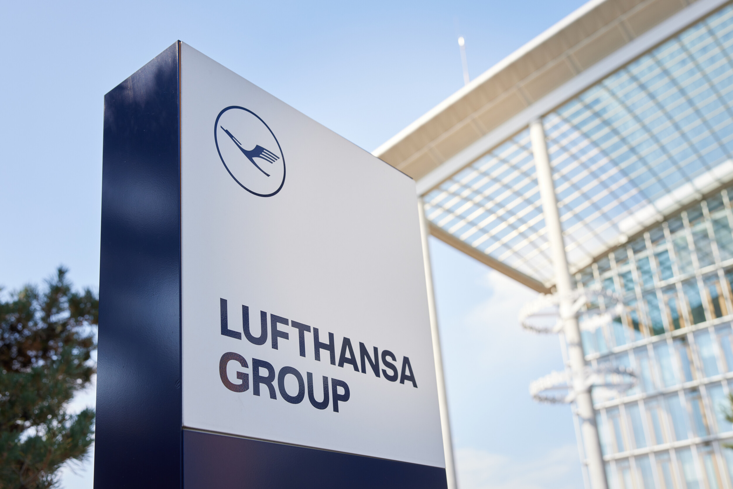 Lufthansa Group cuts full year earnings guidance