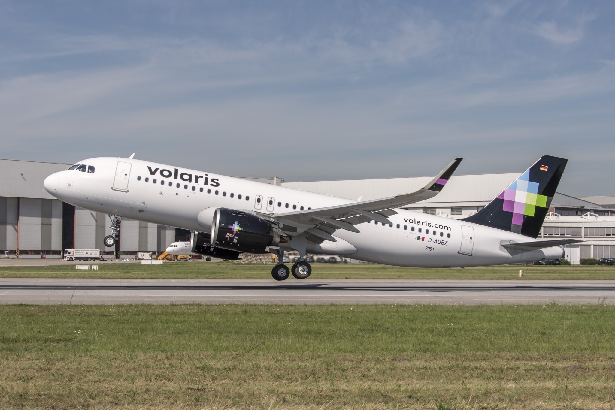 AerCap delivers its first A320neo aircraft, on lease to Volaris
