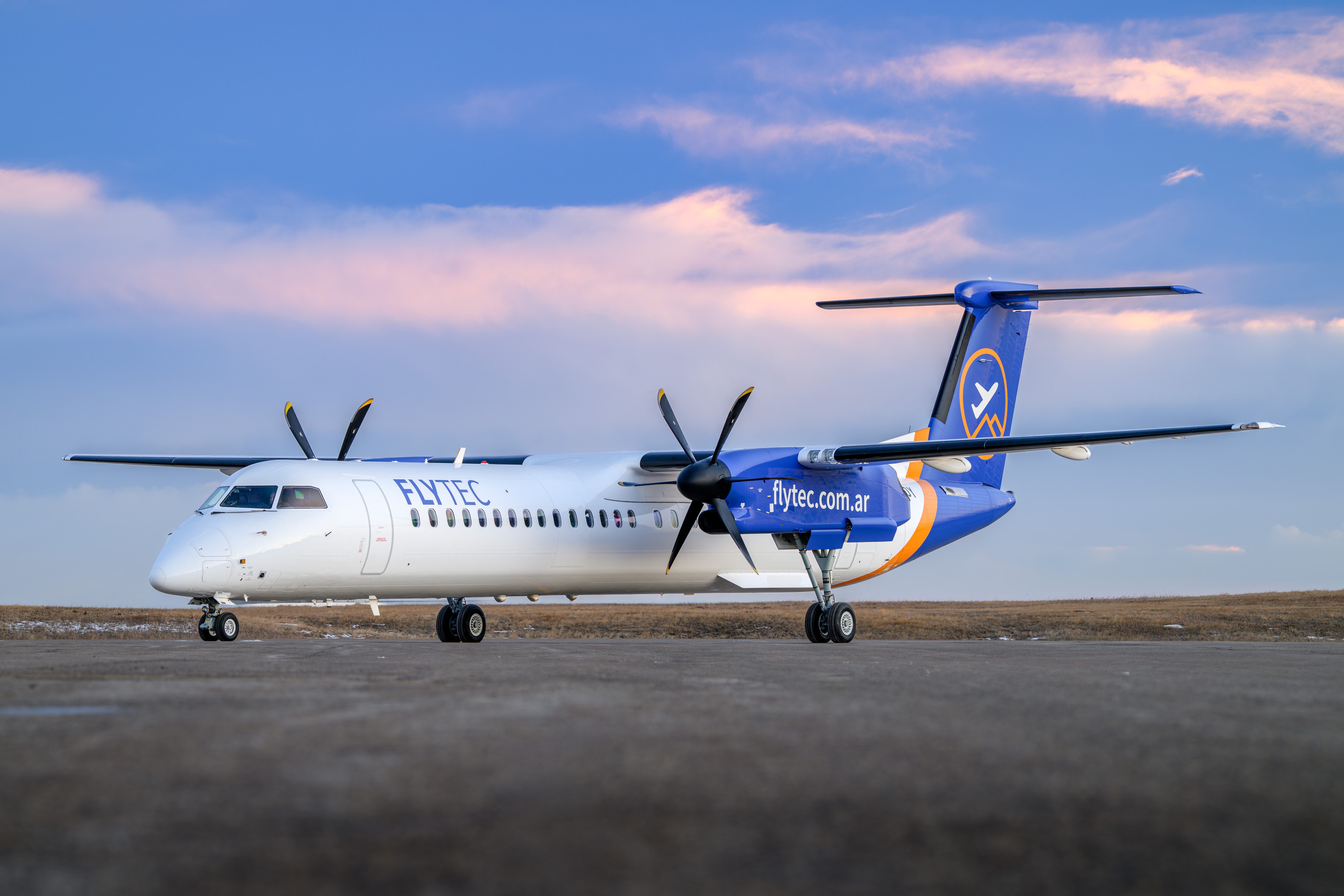 Flytec takes delivery of one De Havilland Canada Dash 8-400