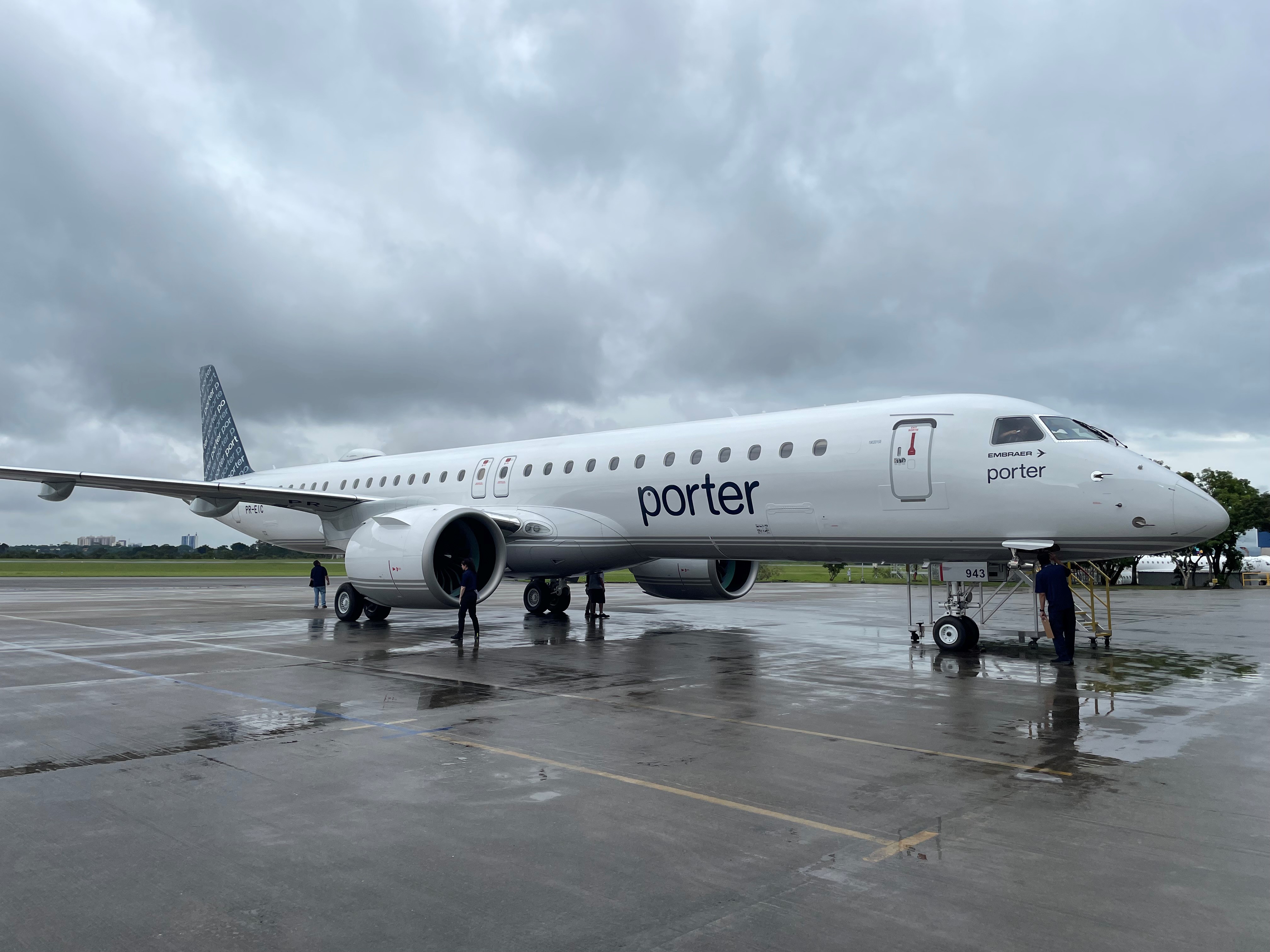 Porter Airlines pilots start E195-E2 training on new CAE simulator in Montreal