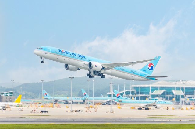 Korean Air warns of global political uncertainty in 2025; reports record revenue