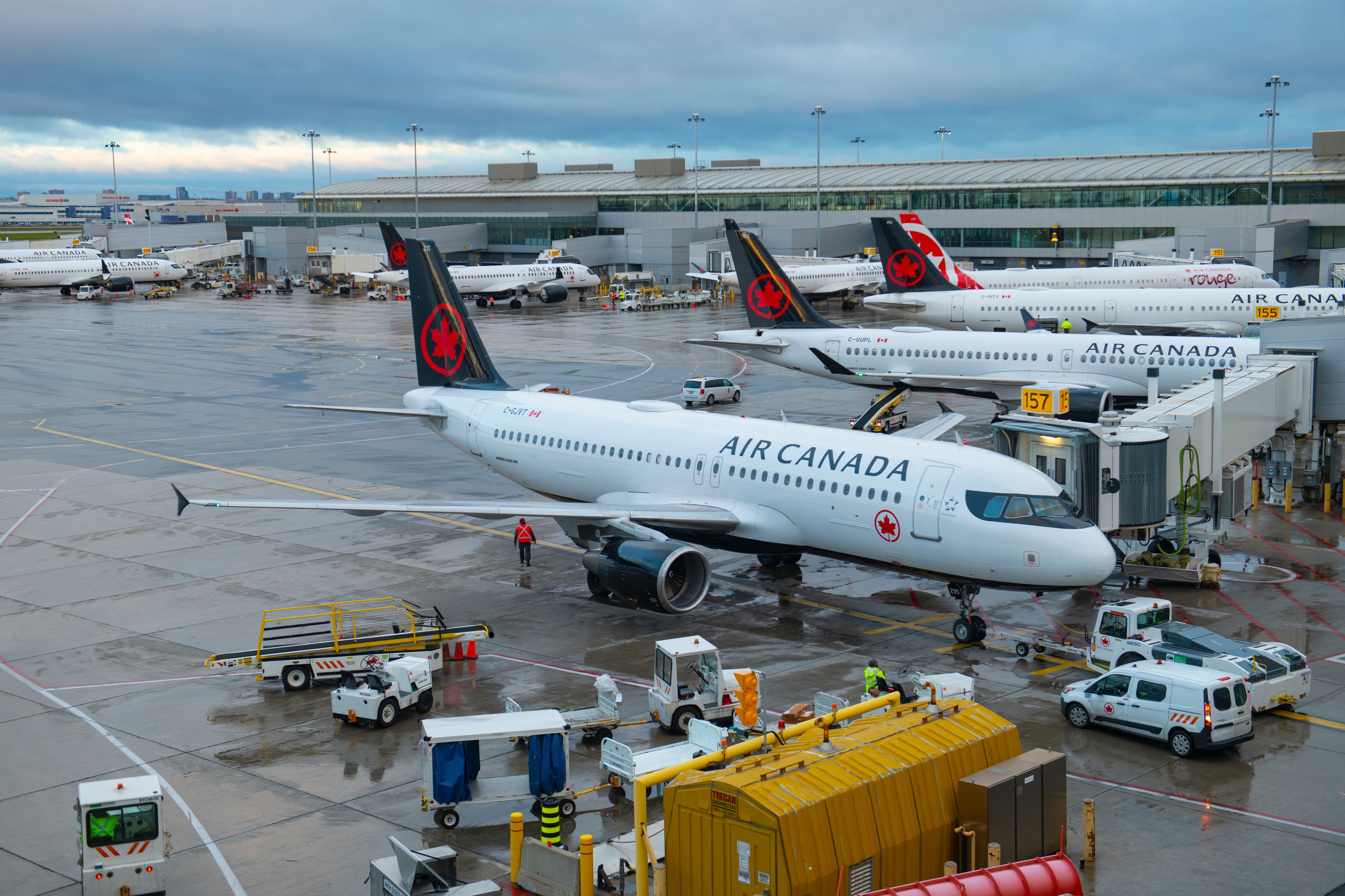 Air Canada delays flight restart after union defies order to end strike; pulls full year guidance