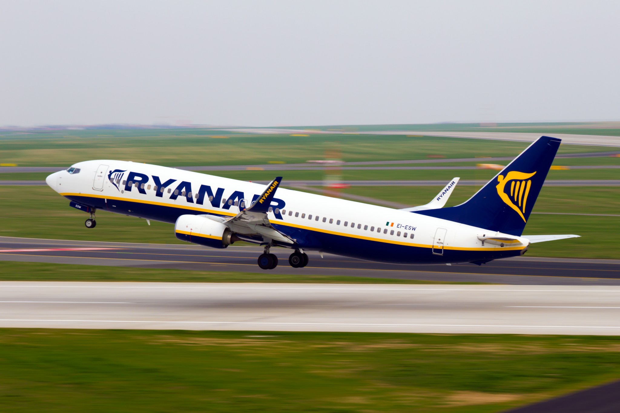 Ryanair blasts rivals rivals“unlawful” state aid as it falls to Q1 loss