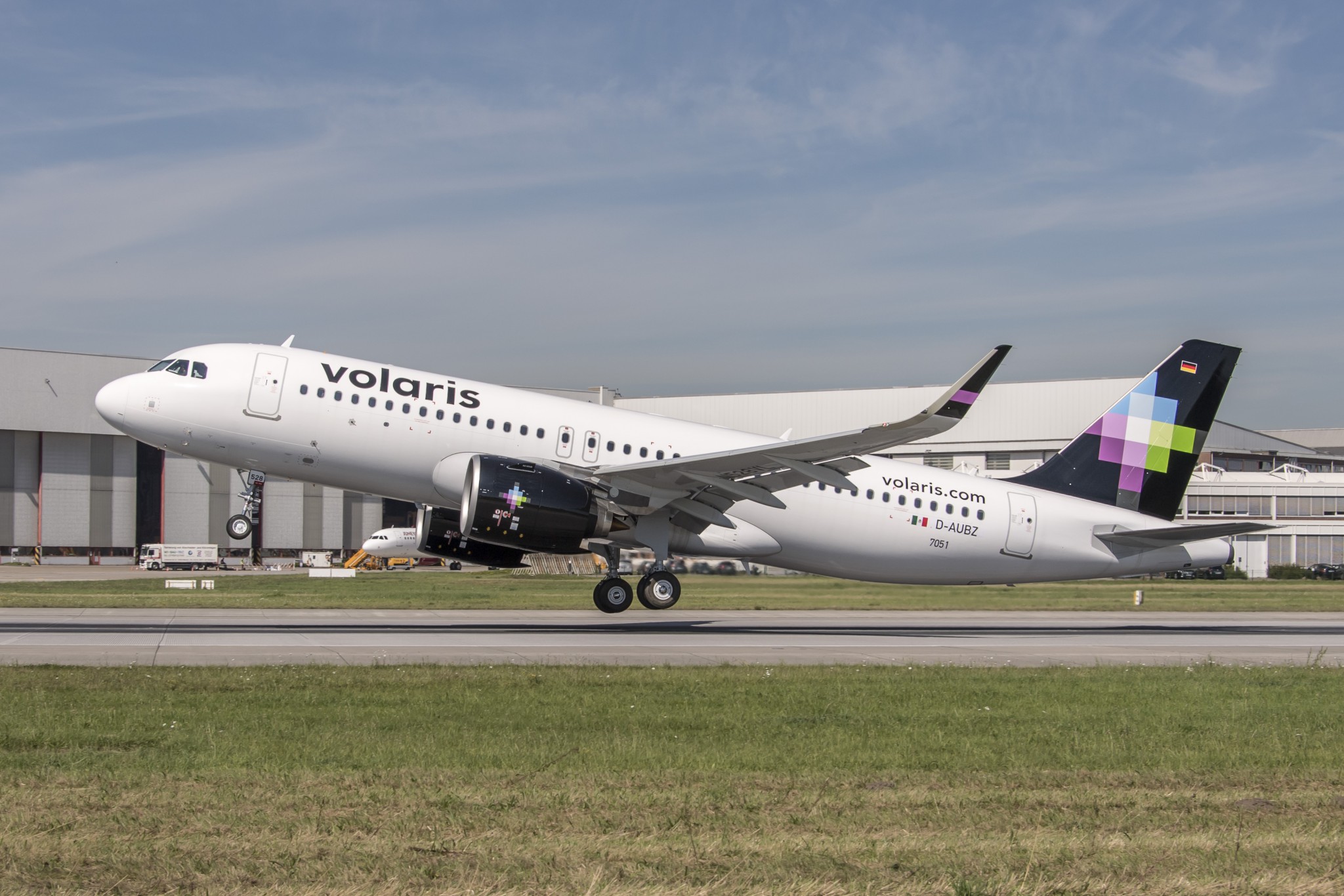AerCap delivers its first A320neo aircraft, on lease to Volaris