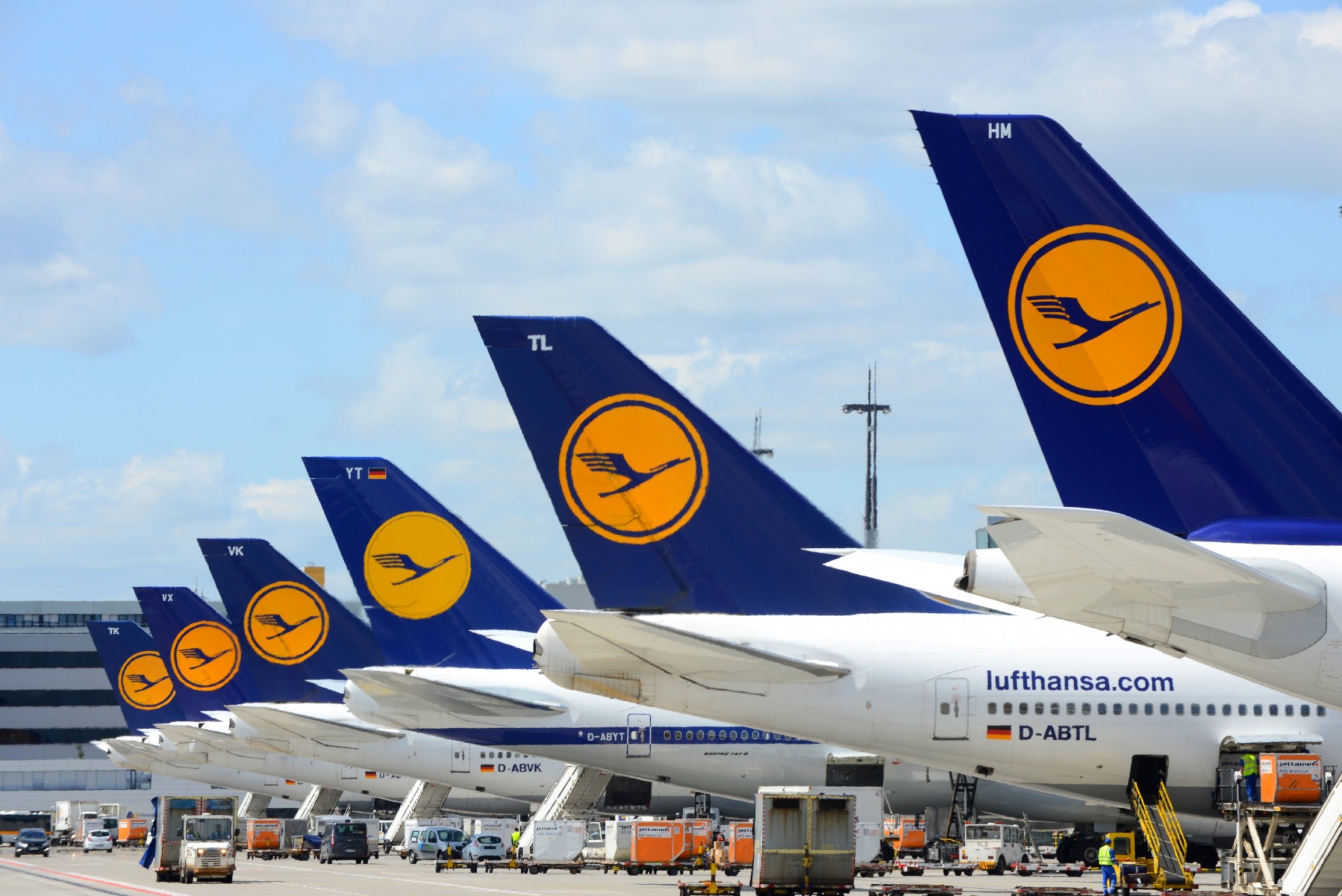 Lufthansa Group scales back winter schedule; posts quarter loss