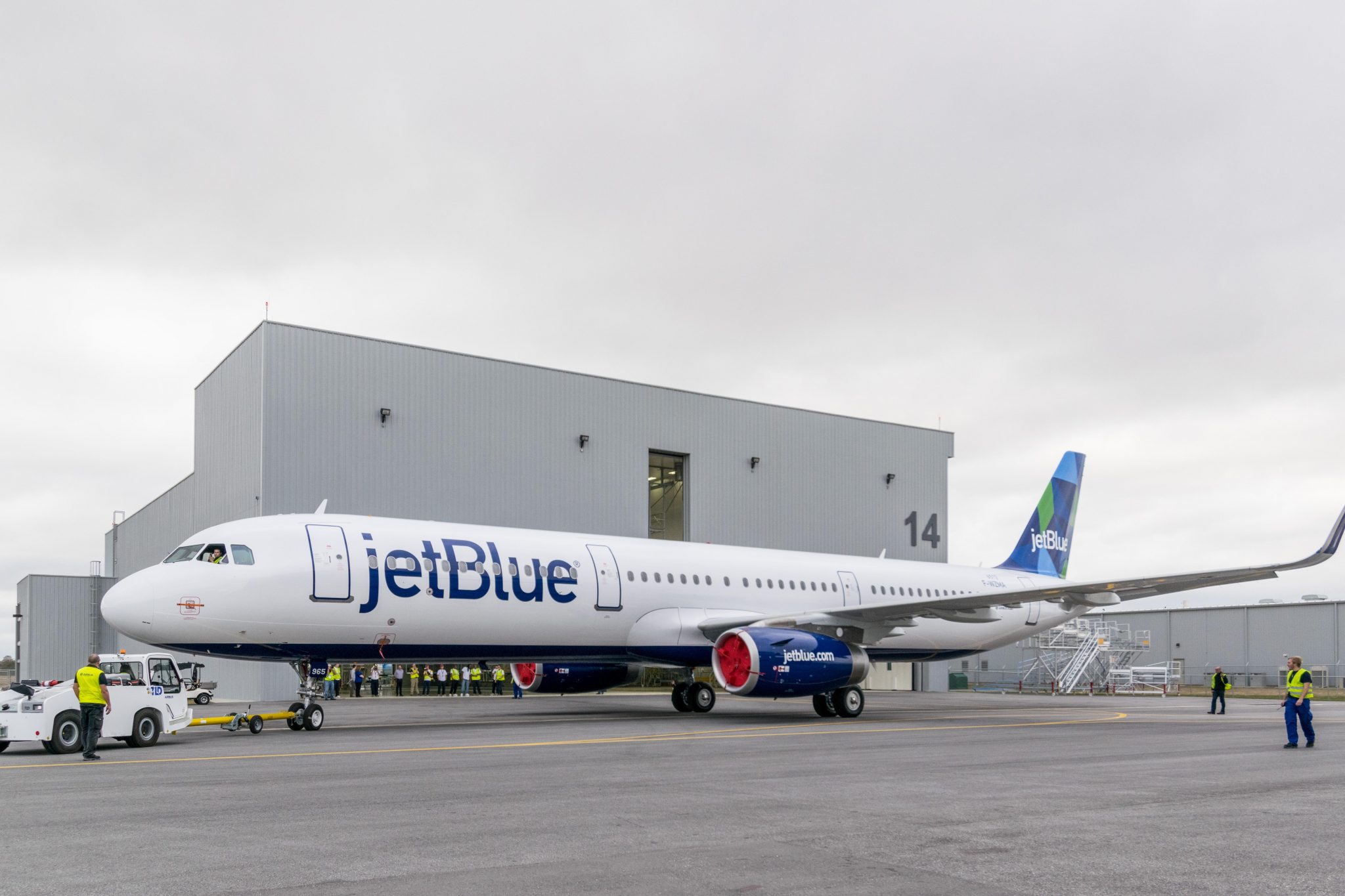 JetBlue pilots press for new pay deal
