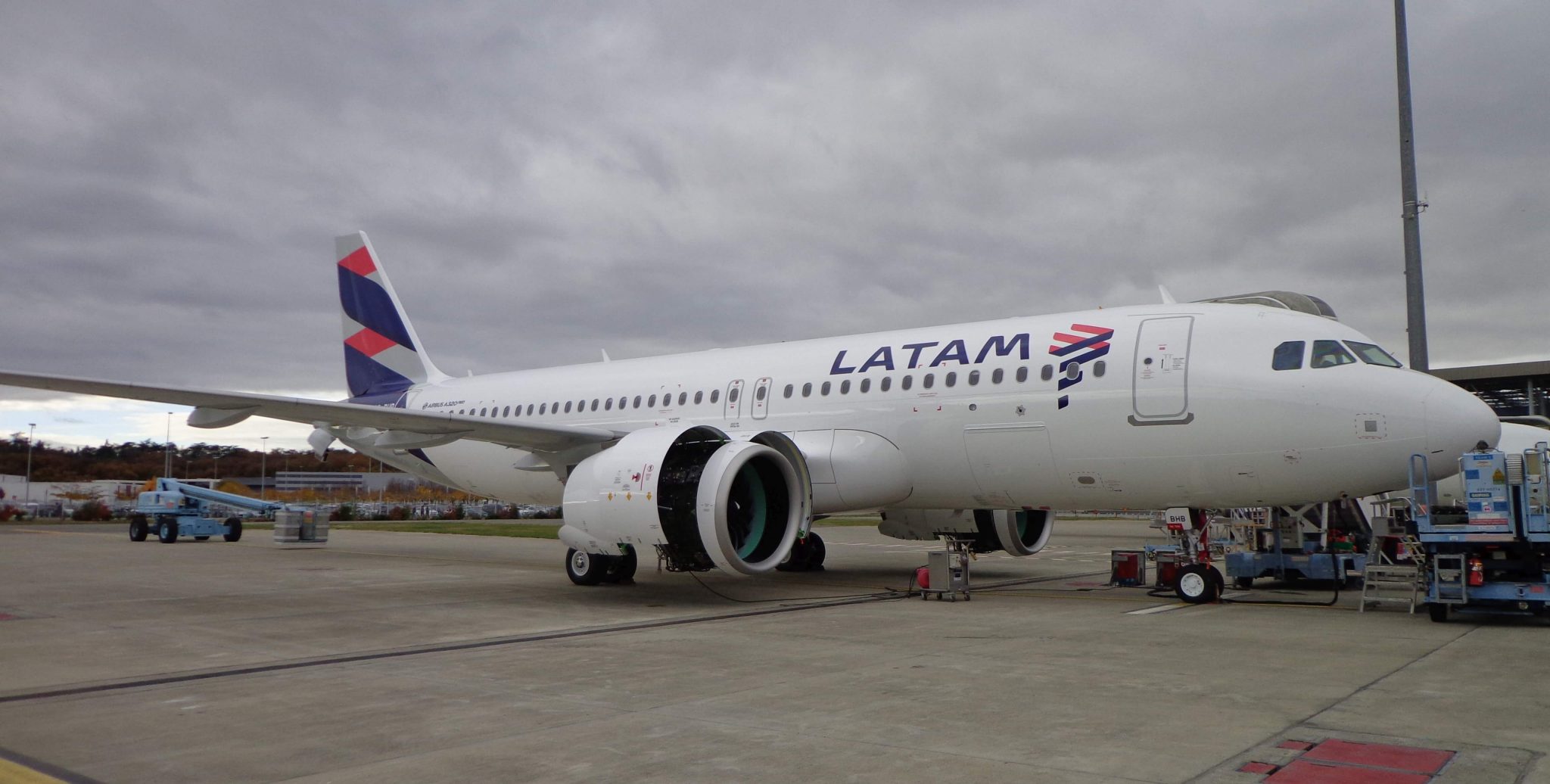 LATAM closes JOLCO on eight A320s