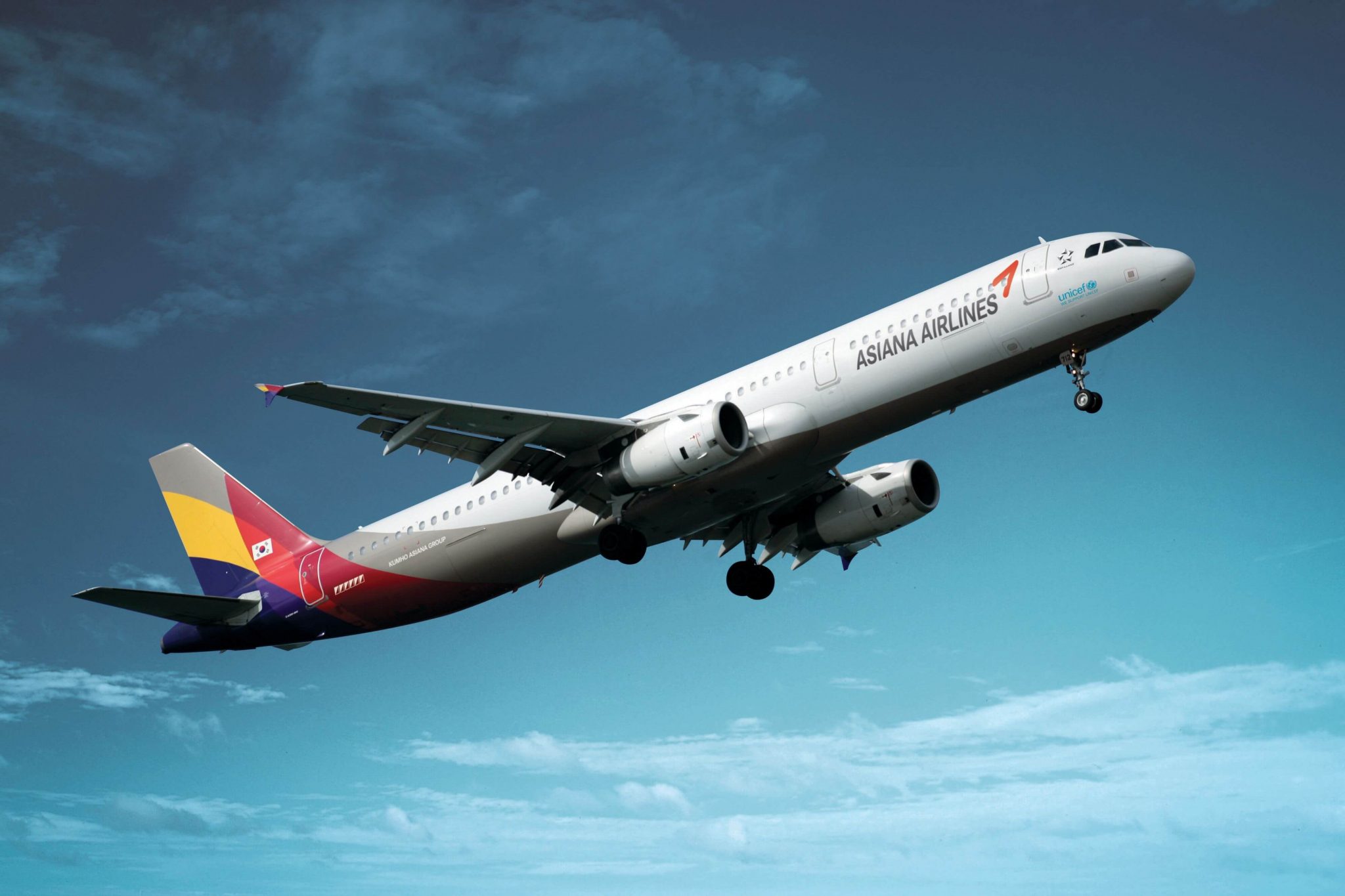 Asiana Airlines restored its refurbished cargo aircraft back to passenger