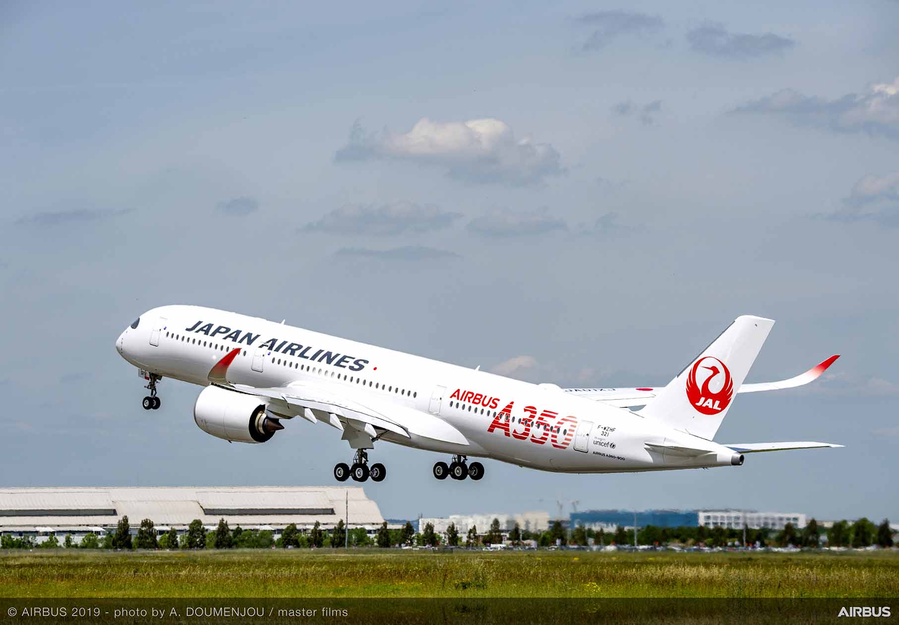JAL takes delivery of first A350 XWB