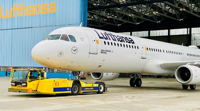 Lufthansa rolls out second “green” aircraft tractor in Frankfurt