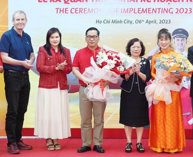Nguyen Thi Phuong Thao becomes Chairwoman, Dinh Viet Phuong takes charge as CEO of VietJet