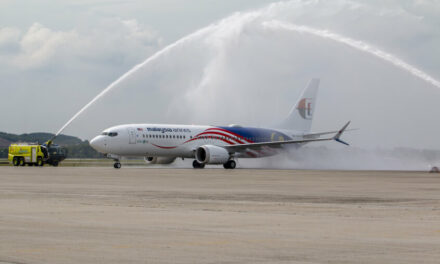 Malaysia Airlines receives first 737-8 from Air Lease Corporation