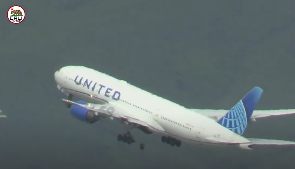 United Airlines 777 tyre falls off midflight